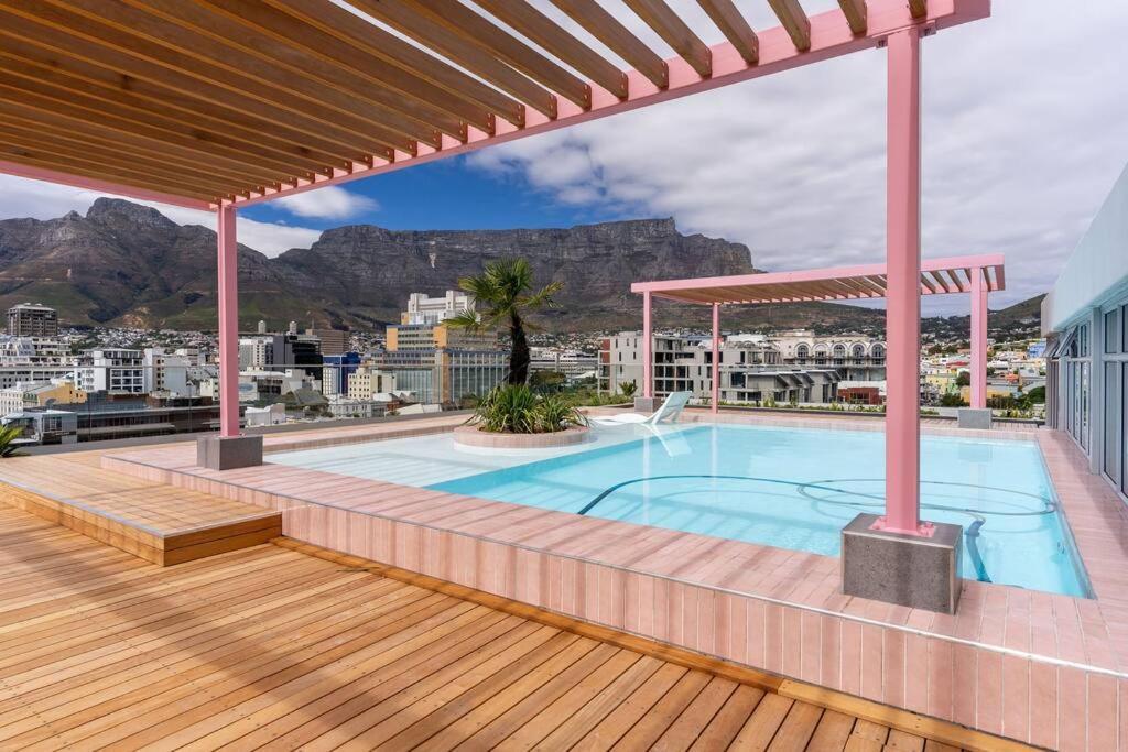 The Rose 605: Centre Studio With Views *